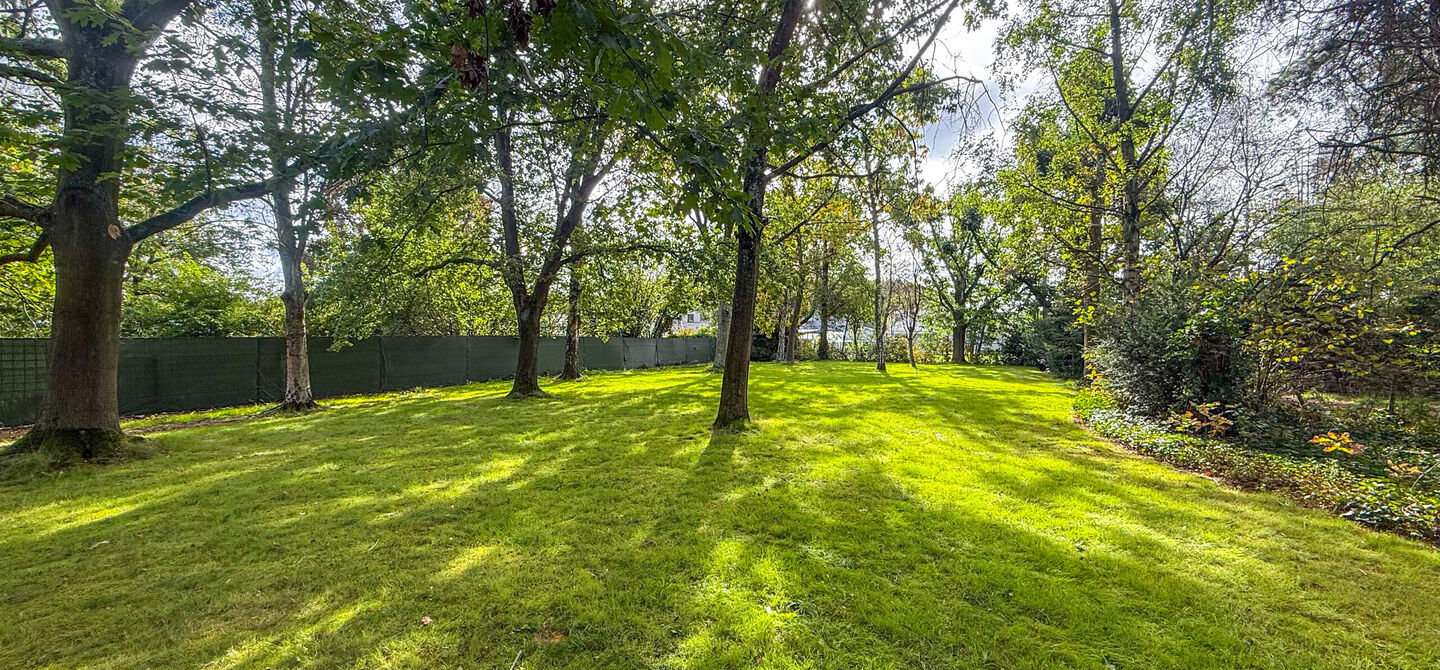 Rust, ruimte en architecturale charme op een riant perceel

Sommige woningen voelen meteen als thuiskomen. Deze bijzondere architectuurwoning in Koersel combineert ruimte, comfort, licht en karakter met een uitzonderlijk groene omgeving. Gelegen op een ri