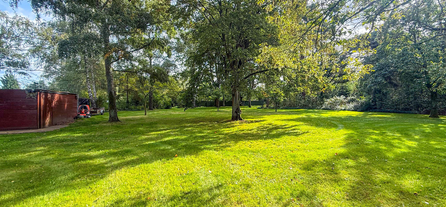 Rust, ruimte en architecturale charme op een riant perceel

Sommige woningen voelen meteen als thuiskomen. Deze bijzondere architectuurwoning in Koersel combineert ruimte, comfort, licht en karakter met een uitzonderlijk groene omgeving. Gelegen op een ri
