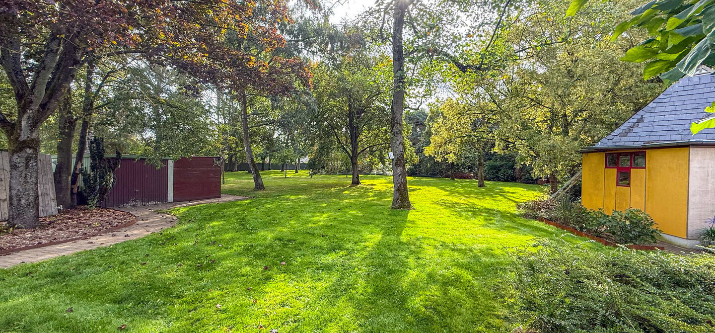 Rust, ruimte en architecturale charme op een riant perceel

Sommige woningen voelen meteen als thuiskomen. Deze bijzondere architectuurwoning in Koersel combineert ruimte, comfort, licht en karakter met een uitzonderlijk groene omgeving. Gelegen op een ri
