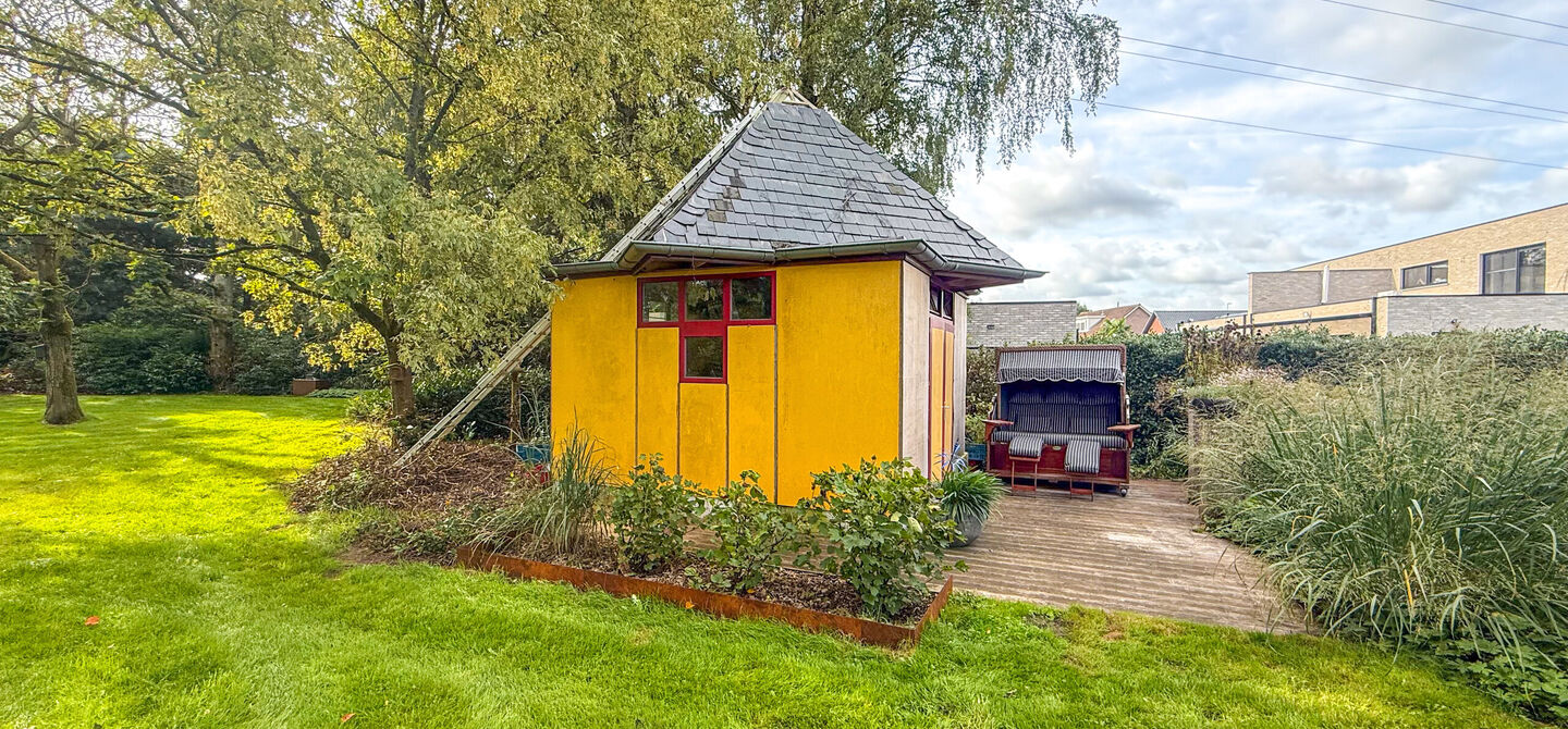 Rust, ruimte en architecturale charme op een riant perceel

Sommige woningen voelen meteen als thuiskomen. Deze bijzondere architectuurwoning in Koersel combineert ruimte, comfort, licht en karakter met een uitzonderlijk groene omgeving. Gelegen op een ri