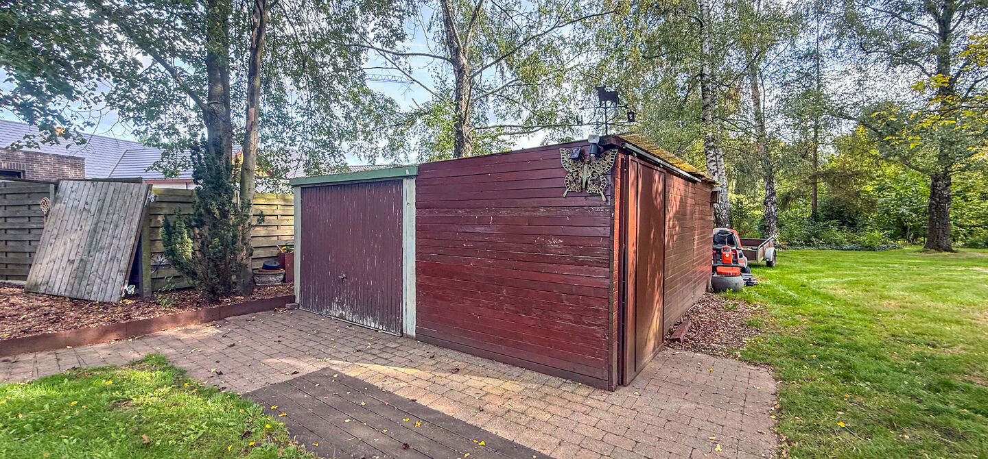 Rust, ruimte en architecturale charme op een riant perceel

Sommige woningen voelen meteen als thuiskomen. Deze bijzondere architectuurwoning in Koersel combineert ruimte, comfort, licht en karakter met een uitzonderlijk groene omgeving. Gelegen op een ri