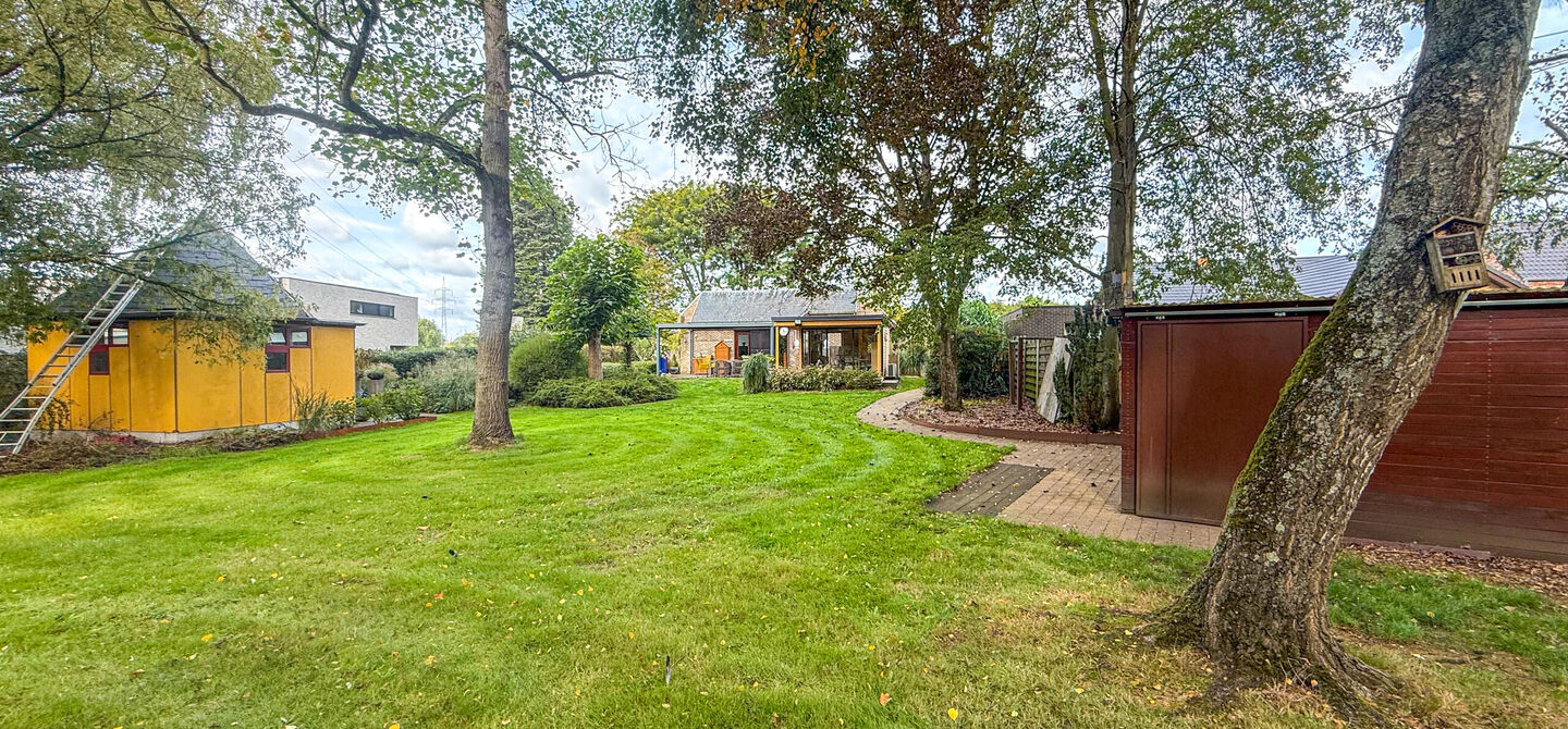 Rust, ruimte en architecturale charme op een riant perceel

Sommige woningen voelen meteen als thuiskomen. Deze bijzondere architectuurwoning in Koersel combineert ruimte, comfort, licht en karakter met een uitzonderlijk groene omgeving. Gelegen op een ri