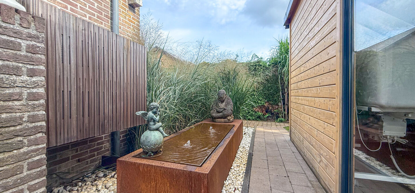 Rust, ruimte en architecturale charme op een riant perceel

Sommige woningen voelen meteen als thuiskomen. Deze bijzondere architectuurwoning in Koersel combineert ruimte, comfort, licht en karakter met een uitzonderlijk groene omgeving. Gelegen op een ri