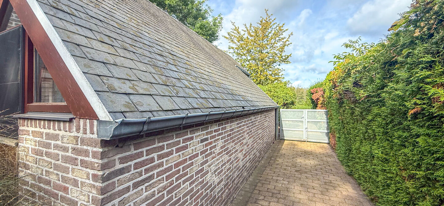 Rust, ruimte en architecturale charme op een riant perceel

Sommige woningen voelen meteen als thuiskomen. Deze bijzondere architectuurwoning in Koersel combineert ruimte, comfort, licht en karakter met een uitzonderlijk groene omgeving. Gelegen op een ri