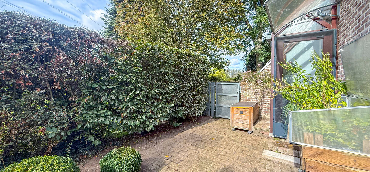 Rust, ruimte en architecturale charme op een riant perceel

Sommige woningen voelen meteen als thuiskomen. Deze bijzondere architectuurwoning in Koersel combineert ruimte, comfort, licht en karakter met een uitzonderlijk groene omgeving. Gelegen op een ri