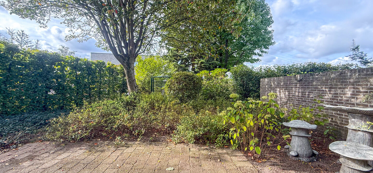 Rust, ruimte en architecturale charme op een riant perceel

Sommige woningen voelen meteen als thuiskomen. Deze bijzondere architectuurwoning in Koersel combineert ruimte, comfort, licht en karakter met een uitzonderlijk groene omgeving. Gelegen op een ri