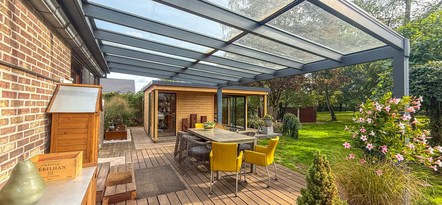 Rust, ruimte en architecturale charme op een riant perceel

Sommige woningen voelen meteen als thuiskomen. Deze bijzondere architectuurwoning in Koersel combineert ruimte, comfort, licht en karakter met een uitzonderlijk groene omgeving. Gelegen op een ri