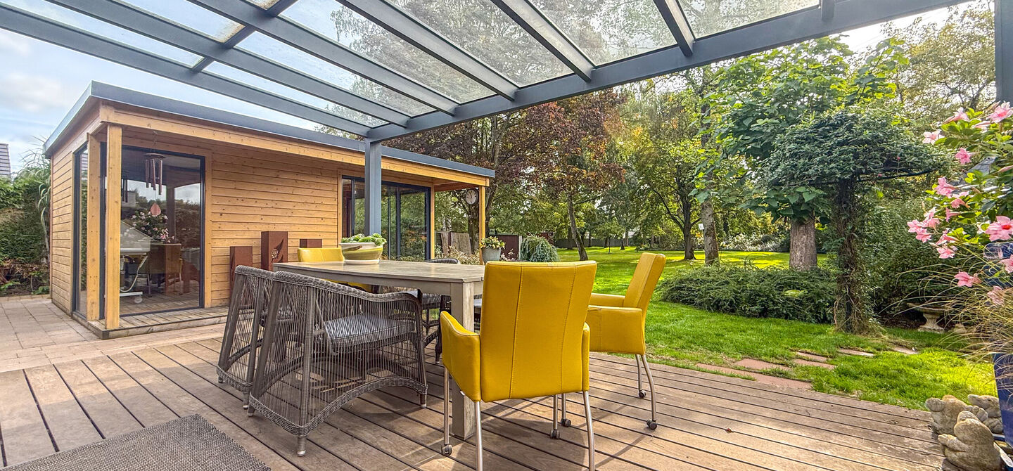 Rust, ruimte en architecturale charme op een riant perceel

Sommige woningen voelen meteen als thuiskomen. Deze bijzondere architectuurwoning in Koersel combineert ruimte, comfort, licht en karakter met een uitzonderlijk groene omgeving. Gelegen op een ri