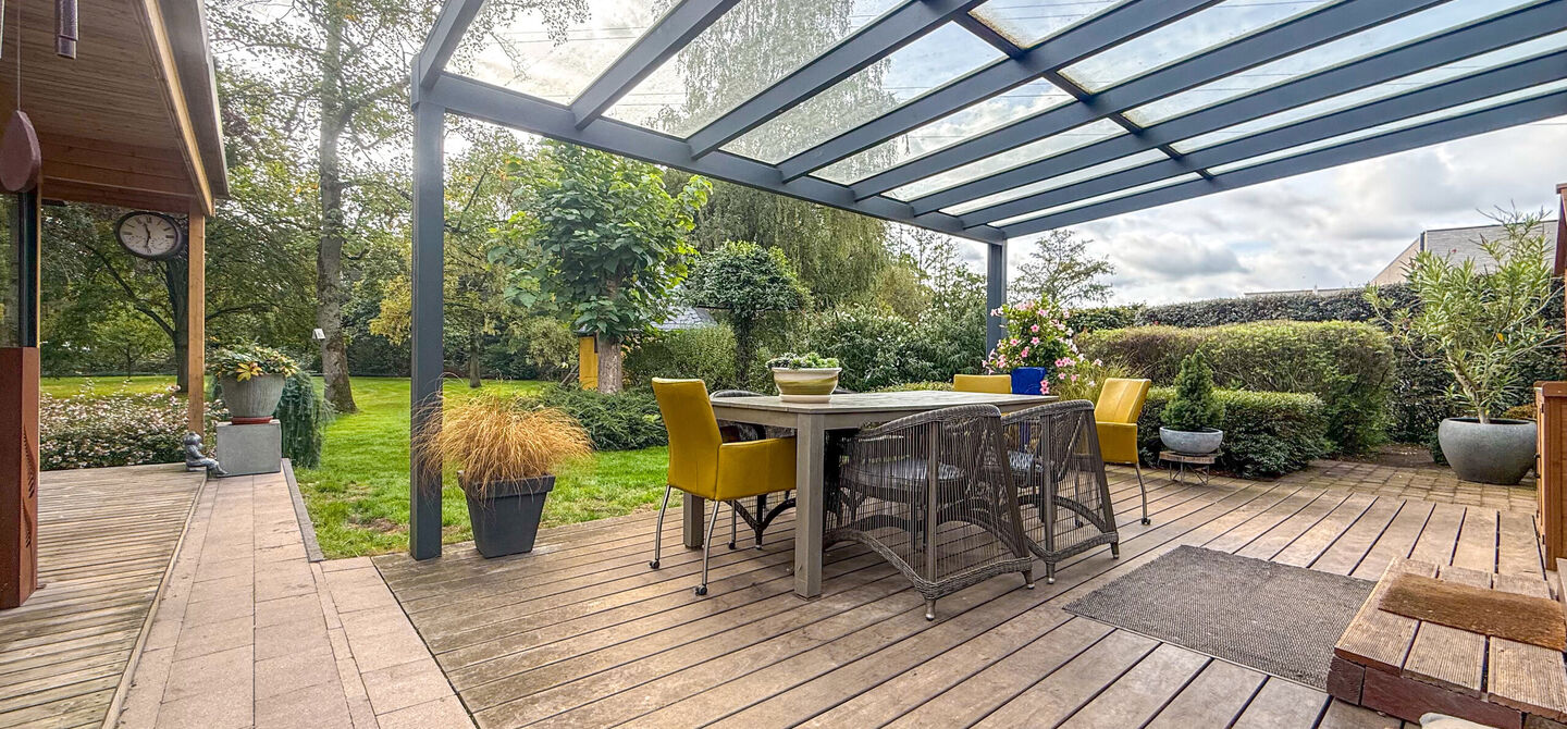 Rust, ruimte en architecturale charme op een riant perceel

Sommige woningen voelen meteen als thuiskomen. Deze bijzondere architectuurwoning in Koersel combineert ruimte, comfort, licht en karakter met een uitzonderlijk groene omgeving. Gelegen op een ri