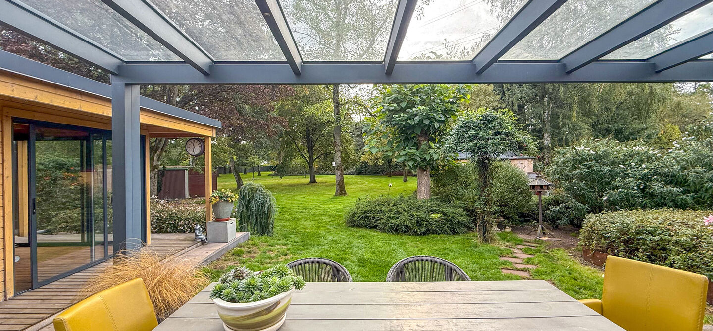 Rust, ruimte en architecturale charme op een riant perceel

Sommige woningen voelen meteen als thuiskomen. Deze bijzondere architectuurwoning in Koersel combineert ruimte, comfort, licht en karakter met een uitzonderlijk groene omgeving. Gelegen op een ri