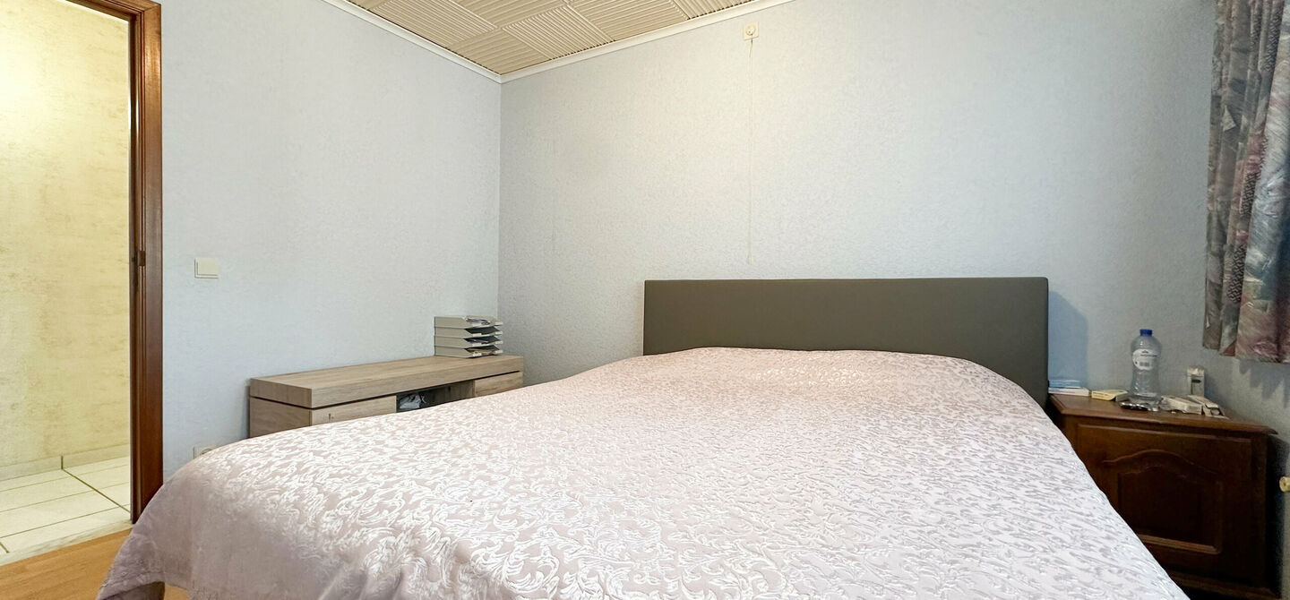 Bij ImmoFusion  7/7 “open huis”  : klik op onze 3D-TOUR.
Ervaar vastgoed alsof je er zelf doorloopt!

Deze perfect onderhouden gelijkvloers woning straalt een echt thuis gevoel uit.
Met 3 slaapkamers, een inpandige garage met zolder op een riante oppe