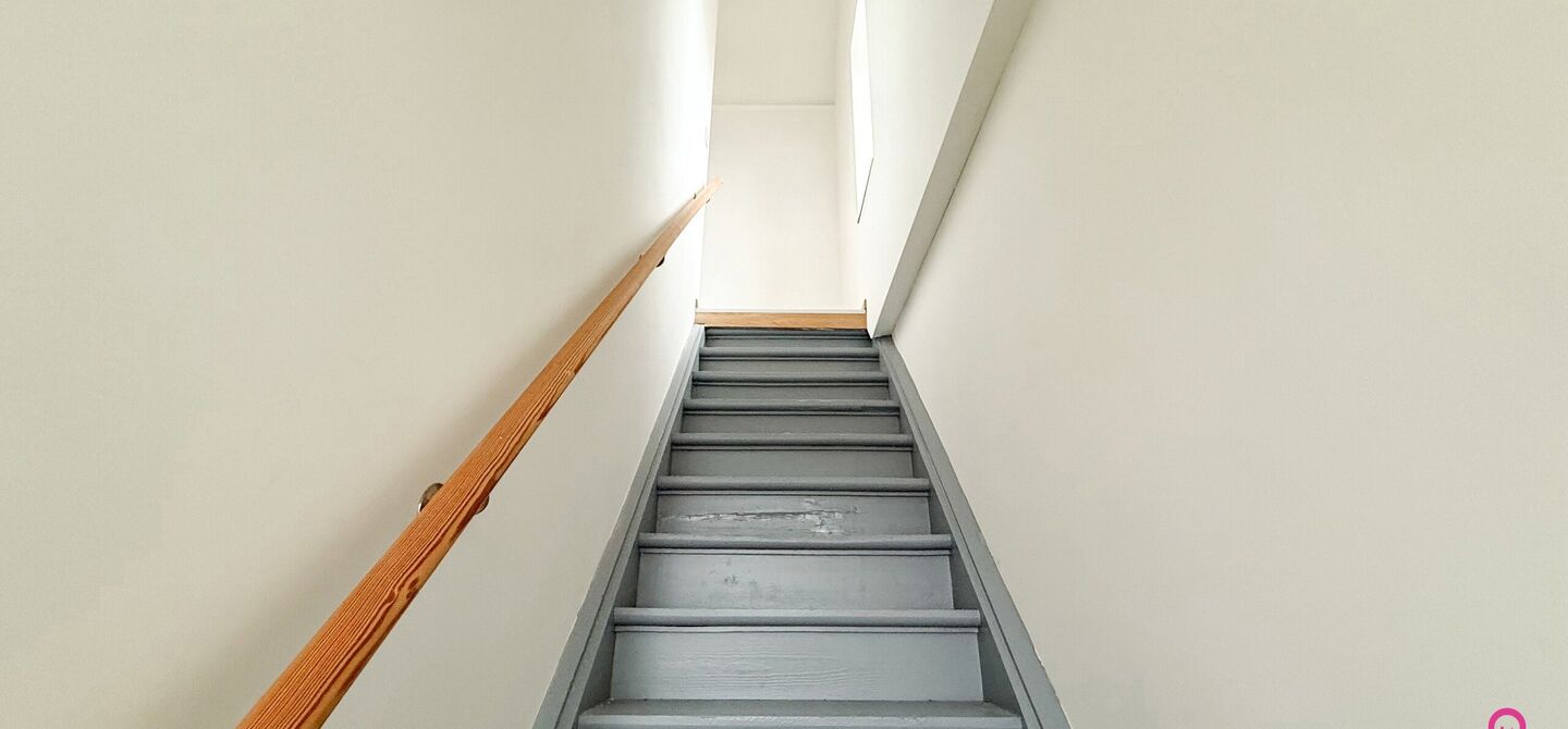 Bij ImmoFusion 7/7 “open huis”: klik op onze 3D-TOUR.
Ervaar vastgoed alsof je er zelf doorloopt!

Welkom bij deze charmante, volledig instapklare woning gelegen in een rustige woonwijk tegenover een school en op wandelafstand van winkels. Met een per