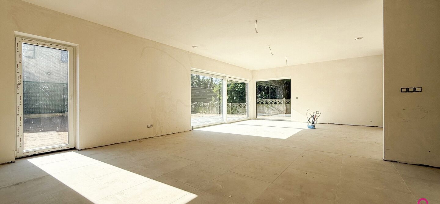 Bij ImmoFusion 7/7 “open huis” : klik op onze 3D-TOUR.
Ervaar vastgoed alsof je er zelf doorloopt!

Welkom in deze schitterende halfopen BEN-nieuwbouwwoning in Paal, voorzien van 3 slaapkamers met mogelijk tot 4 slaapkamers en grote tuin. Kopen is ver