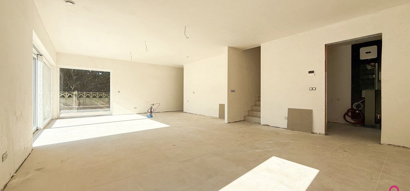 Bij ImmoFusion 7/7 “open huis” : klik op onze 3D-TOUR.
Ervaar vastgoed alsof je er zelf doorloopt!

Welkom in deze schitterende halfopen BEN-nieuwbouwwoning in Paal, voorzien van 3 slaapkamers met mogelijk tot 4 slaapkamers en grote tuin. Kopen is ver