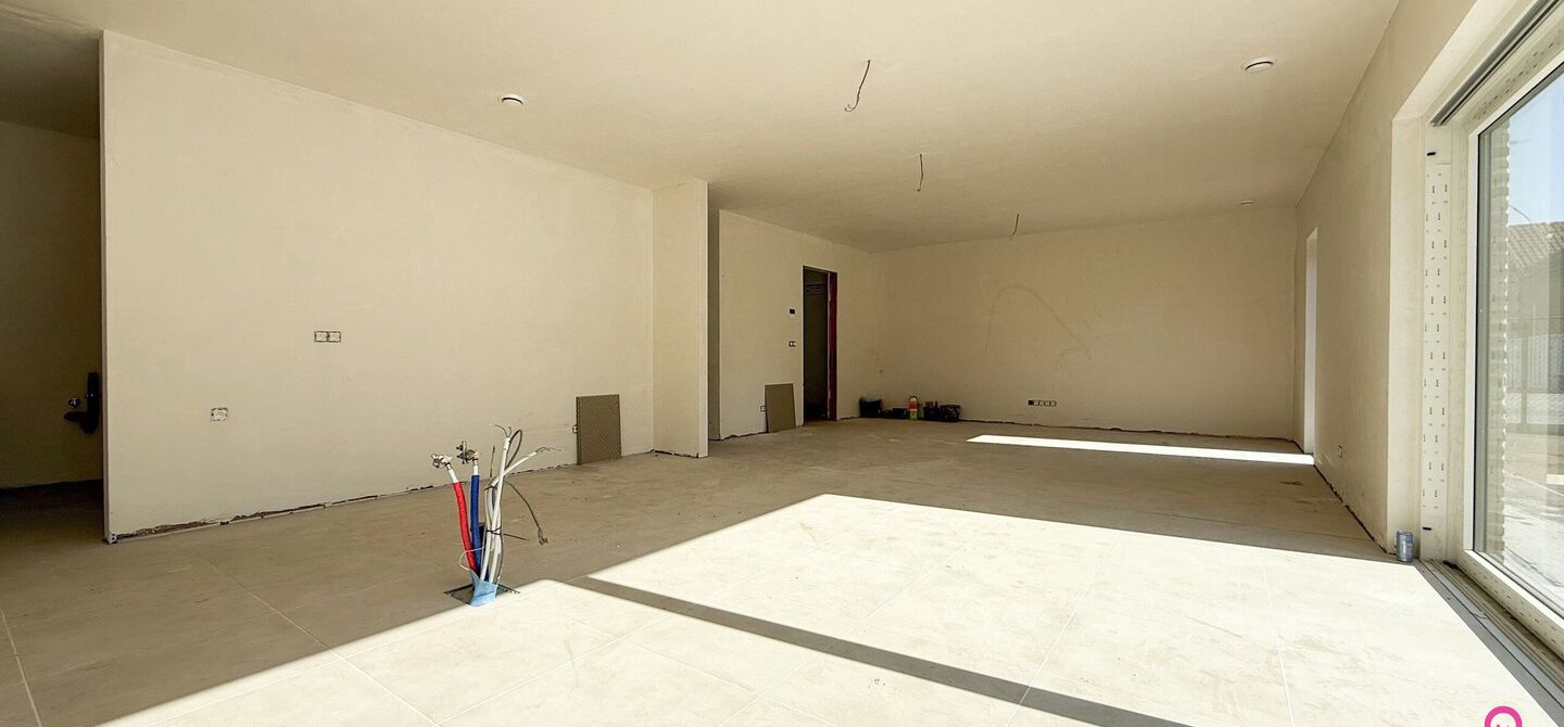 Bij ImmoFusion 7/7 “open huis” : klik op onze 3D-TOUR.
Ervaar vastgoed alsof je er zelf doorloopt!

Welkom in deze schitterende halfopen BEN-nieuwbouwwoning in Paal, voorzien van 3 slaapkamers met mogelijk tot 4 slaapkamers en grote tuin. Kopen is ver