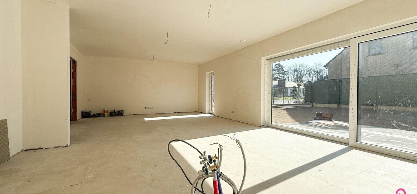 Bij ImmoFusion 7/7 “open huis” : klik op onze 3D-TOUR.
Ervaar vastgoed alsof je er zelf doorloopt!

Welkom in deze schitterende halfopen BEN-nieuwbouwwoning in Paal, voorzien van 3 slaapkamers met mogelijk tot 4 slaapkamers en grote tuin. Kopen is ver