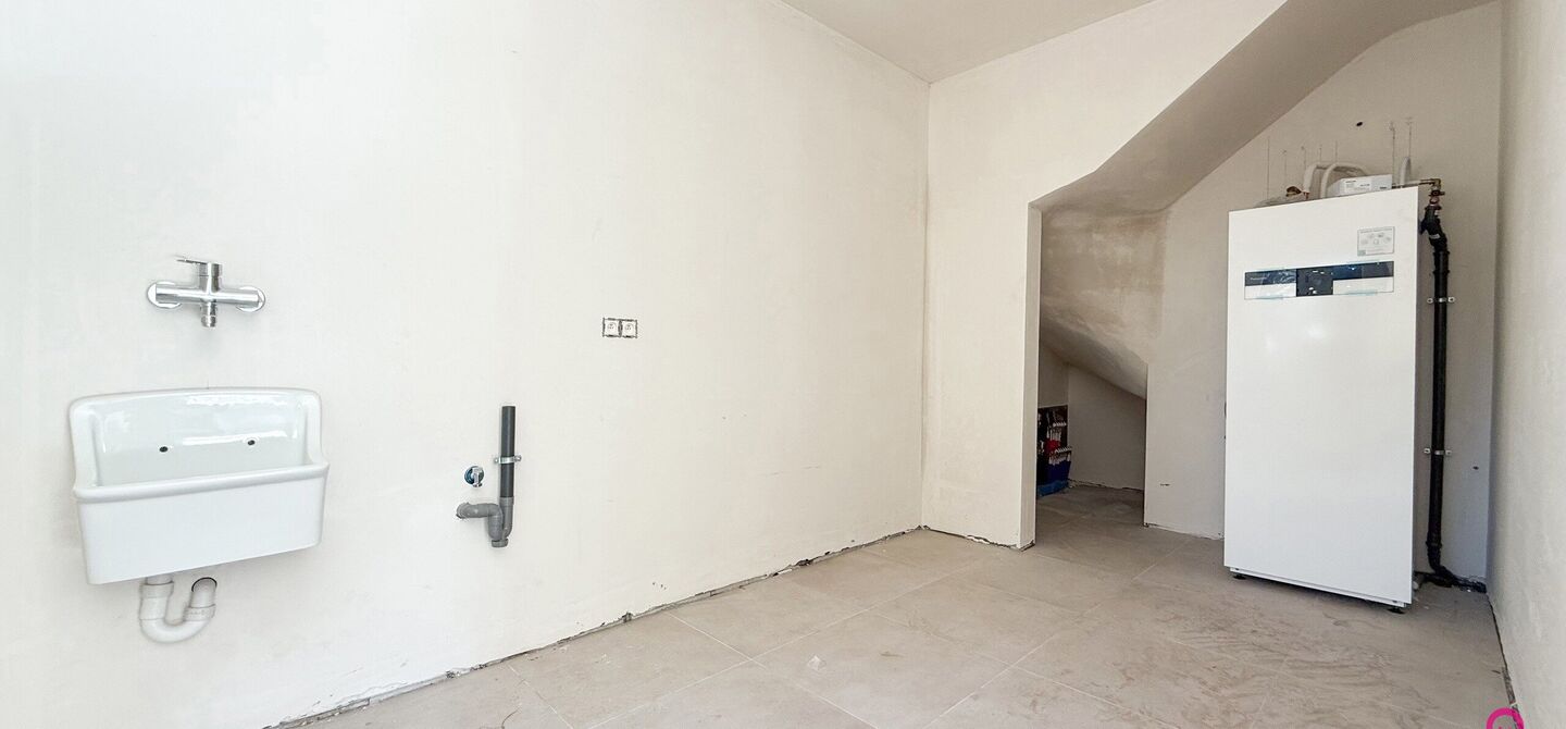 Bij ImmoFusion 7/7 “open huis” : klik op onze 3D-TOUR.
Ervaar vastgoed alsof je er zelf doorloopt!

Welkom in deze schitterende halfopen BEN-nieuwbouwwoning in Paal, voorzien van 3 slaapkamers met mogelijk tot 4 slaapkamers en grote tuin. Kopen is ver