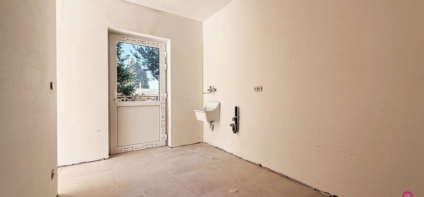 Bij ImmoFusion 7/7 “open huis” : klik op onze 3D-TOUR.
Ervaar vastgoed alsof je er zelf doorloopt!

Welkom in deze schitterende halfopen BEN-nieuwbouwwoning in Paal, voorzien van 3 slaapkamers met mogelijk tot 4 slaapkamers en grote tuin. Kopen is ver