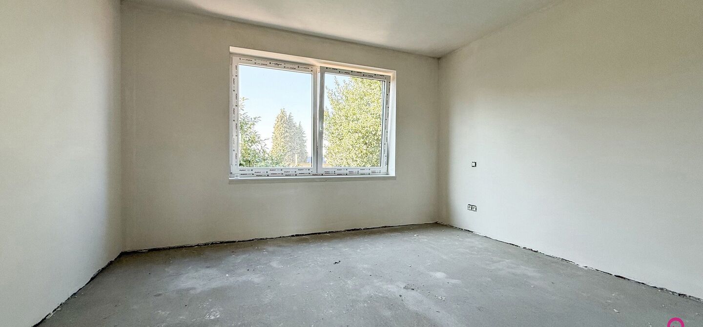 Bij ImmoFusion 7/7 “open huis” : klik op onze 3D-TOUR.
Ervaar vastgoed alsof je er zelf doorloopt!

Welkom in deze schitterende halfopen BEN-nieuwbouwwoning in Paal, voorzien van 3 slaapkamers met mogelijk tot 4 slaapkamers en grote tuin. Kopen is ver