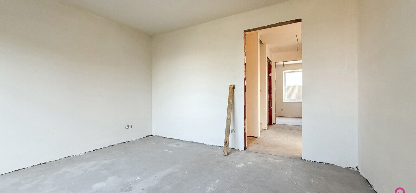 Bij ImmoFusion 7/7 “open huis” : klik op onze 3D-TOUR.
Ervaar vastgoed alsof je er zelf doorloopt!

Welkom in deze schitterende halfopen BEN-nieuwbouwwoning in Paal, voorzien van 3 slaapkamers met mogelijk tot 4 slaapkamers en grote tuin. Kopen is ver