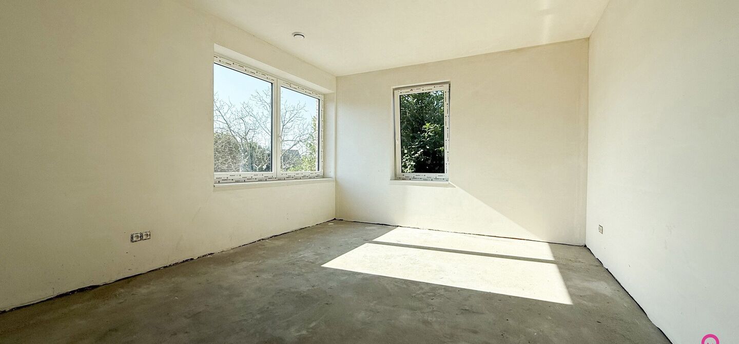 Bij ImmoFusion 7/7 “open huis” : klik op onze 3D-TOUR.
Ervaar vastgoed alsof je er zelf doorloopt!

Welkom in deze schitterende halfopen BEN-nieuwbouwwoning in Paal, voorzien van 3 slaapkamers met mogelijk tot 4 slaapkamers en grote tuin. Kopen is ver