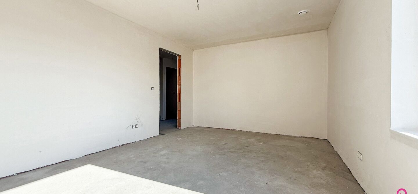 Bij ImmoFusion 7/7 “open huis” : klik op onze 3D-TOUR.
Ervaar vastgoed alsof je er zelf doorloopt!

Welkom in deze schitterende halfopen BEN-nieuwbouwwoning in Paal, voorzien van 3 slaapkamers met mogelijk tot 4 slaapkamers en grote tuin. Kopen is ver