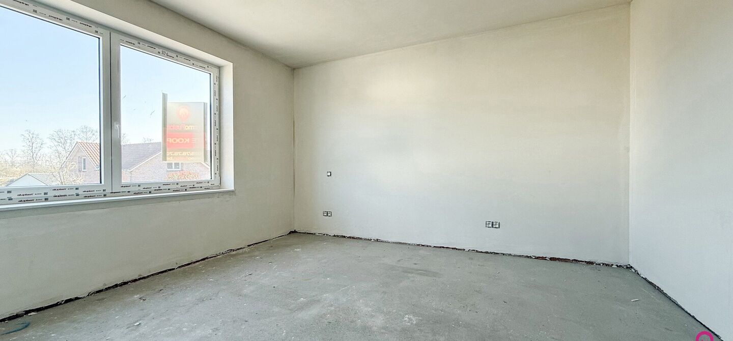 Bij ImmoFusion 7/7 “open huis” : klik op onze 3D-TOUR.
Ervaar vastgoed alsof je er zelf doorloopt!

Welkom in deze schitterende halfopen BEN-nieuwbouwwoning in Paal, voorzien van 3 slaapkamers met mogelijk tot 4 slaapkamers en grote tuin. Kopen is ver