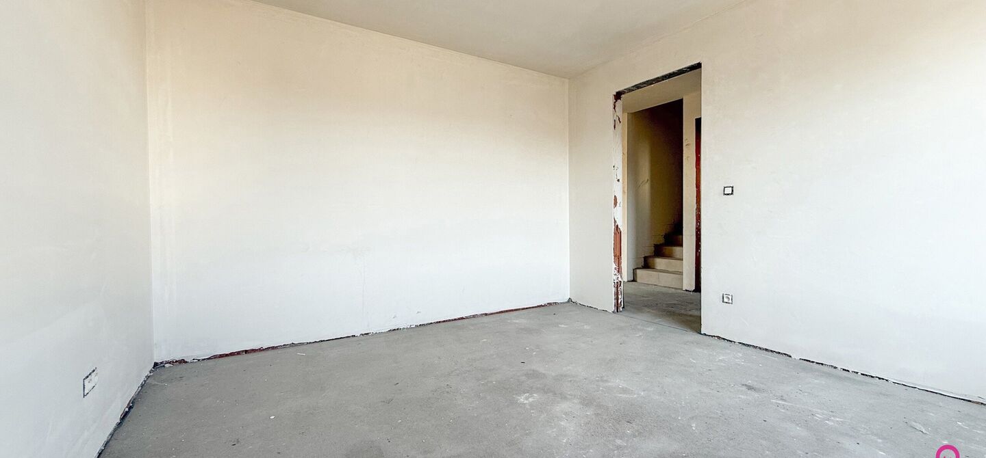 Bij ImmoFusion 7/7 “open huis” : klik op onze 3D-TOUR.
Ervaar vastgoed alsof je er zelf doorloopt!

Welkom in deze schitterende halfopen BEN-nieuwbouwwoning in Paal, voorzien van 3 slaapkamers met mogelijk tot 4 slaapkamers en grote tuin. Kopen is ver