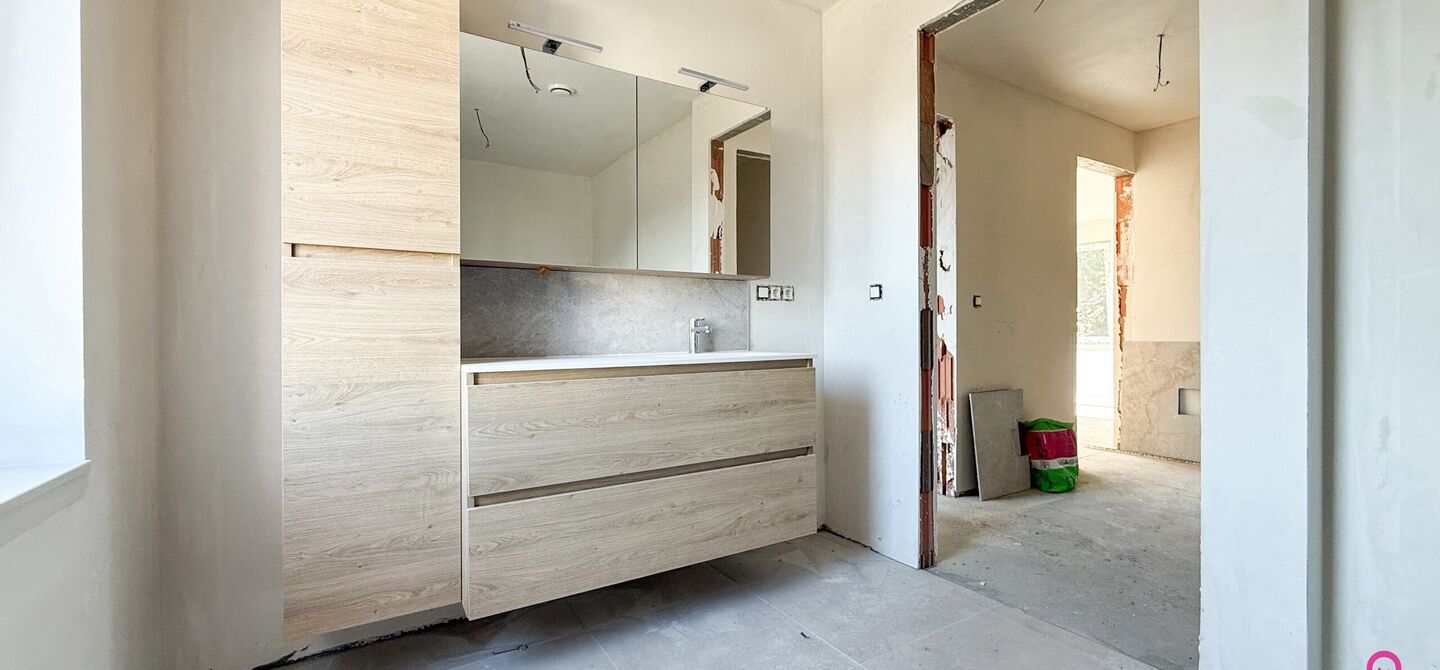 Bij ImmoFusion 7/7 “open huis” : klik op onze 3D-TOUR.
Ervaar vastgoed alsof je er zelf doorloopt!

Welkom in deze schitterende halfopen BEN-nieuwbouwwoning in Paal, voorzien van 3 slaapkamers met mogelijk tot 4 slaapkamers en grote tuin. Kopen is ver