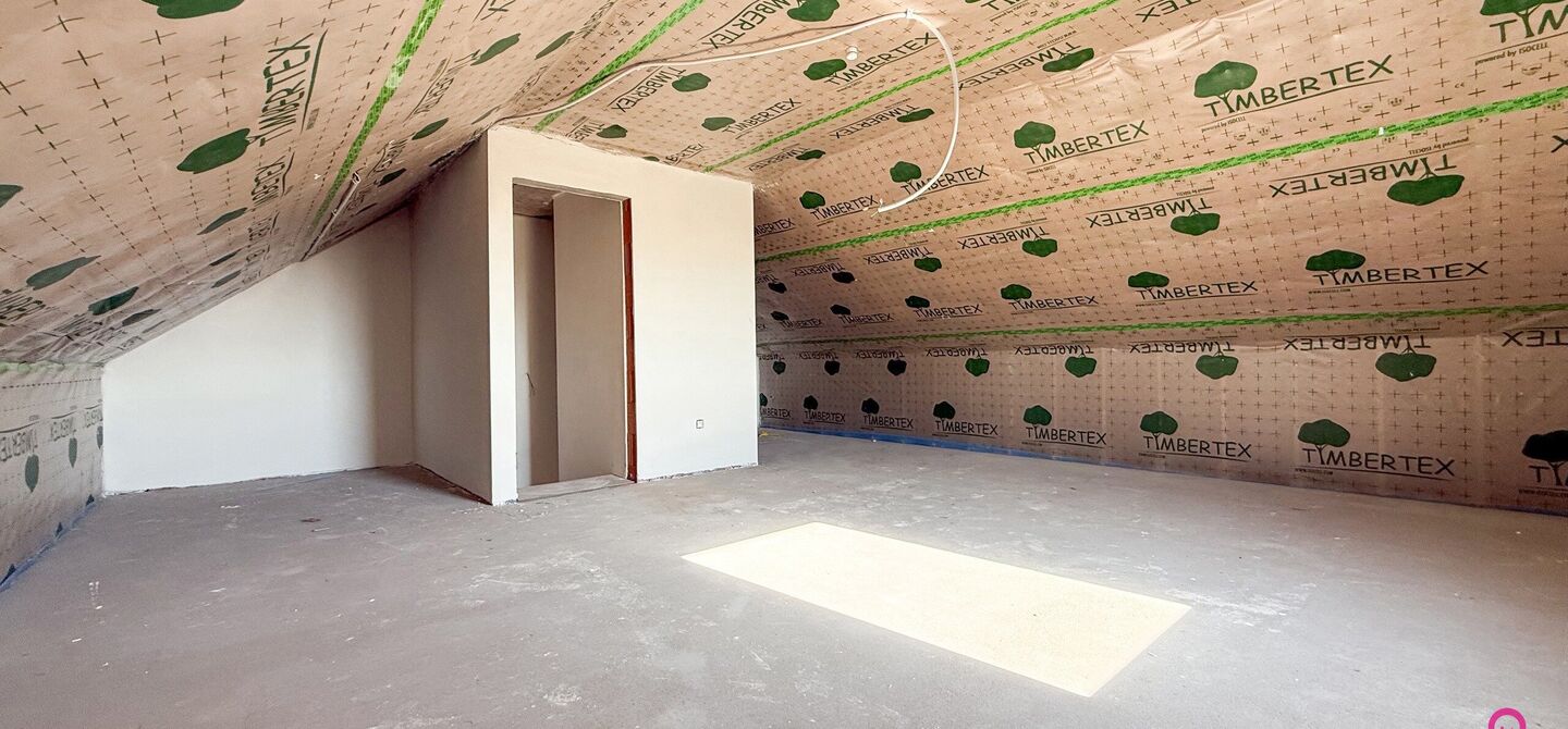 Bij ImmoFusion 7/7 “open huis” : klik op onze 3D-TOUR.
Ervaar vastgoed alsof je er zelf doorloopt!

Welkom in deze schitterende halfopen BEN-nieuwbouwwoning in Paal, voorzien van 3 slaapkamers met mogelijk tot 4 slaapkamers en grote tuin. Kopen is ver
