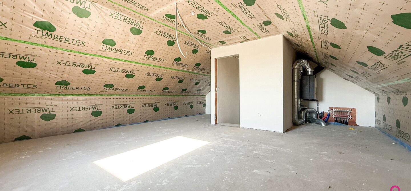 Bij ImmoFusion 7/7 “open huis” : klik op onze 3D-TOUR.
Ervaar vastgoed alsof je er zelf doorloopt!

Welkom in deze schitterende halfopen BEN-nieuwbouwwoning in Paal, voorzien van 3 slaapkamers met mogelijk tot 4 slaapkamers en grote tuin. Kopen is ver