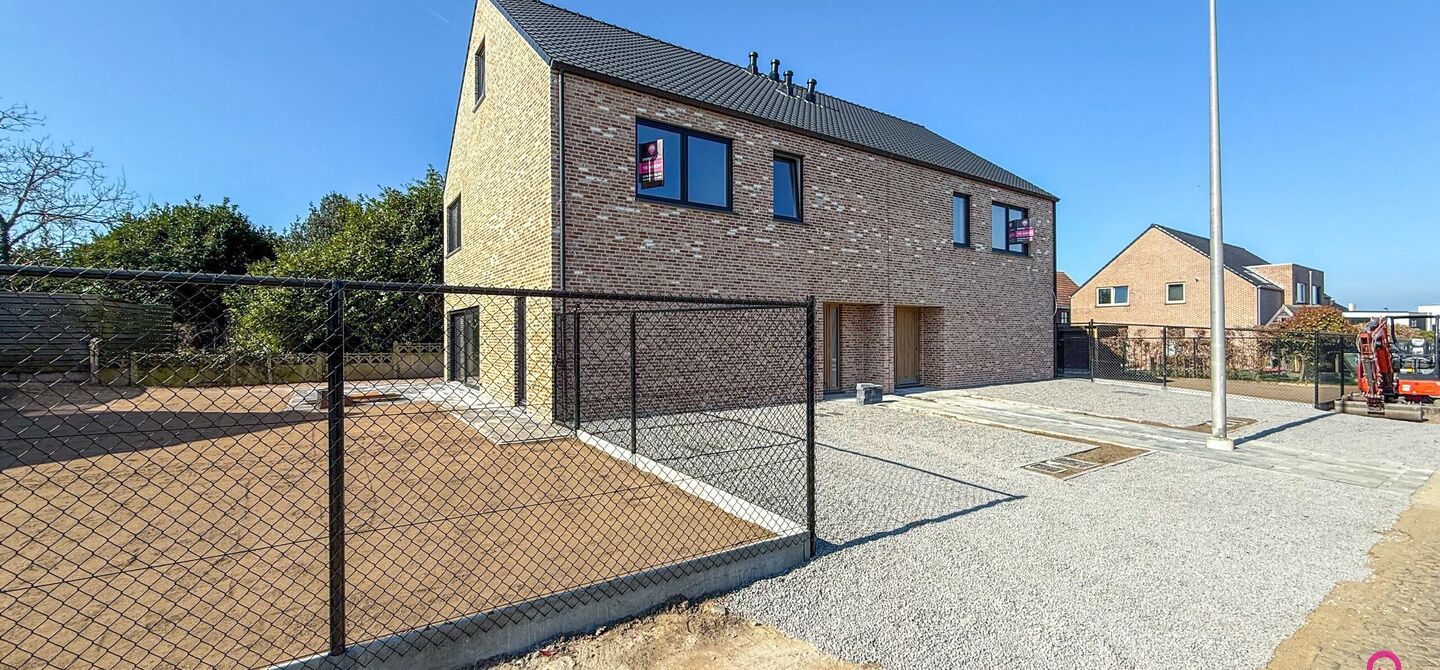 Bij ImmoFusion 7/7 “open huis” : klik op onze 3D-TOUR.
Ervaar vastgoed alsof je er zelf doorloopt!

Welkom in deze schitterende halfopen BEN-nieuwbouwwoning in Paal, voorzien van 3 slaapkamers met mogelijk tot 4 slaapkamers en grote tuin. Kopen is ver
