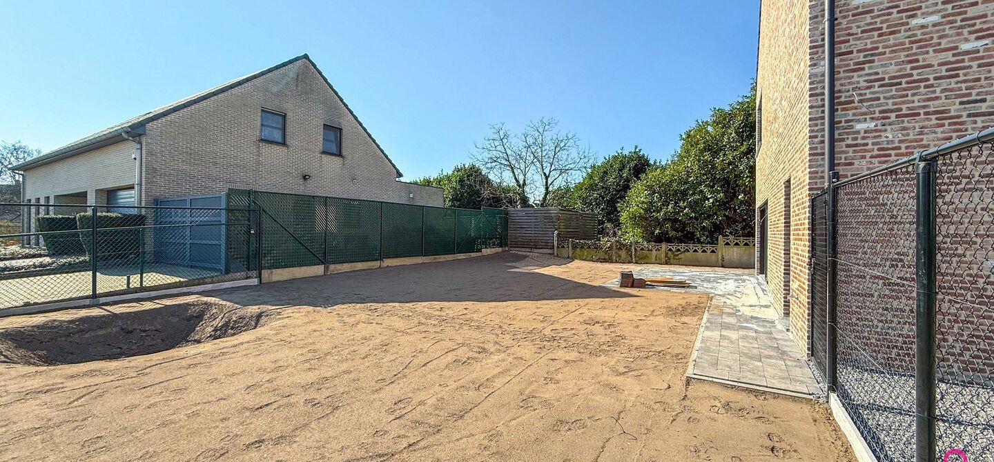 Bij ImmoFusion 7/7 “open huis” : klik op onze 3D-TOUR.
Ervaar vastgoed alsof je er zelf doorloopt!

Welkom in deze schitterende halfopen BEN-nieuwbouwwoning in Paal, voorzien van 3 slaapkamers met mogelijk tot 4 slaapkamers en grote tuin. Kopen is ver