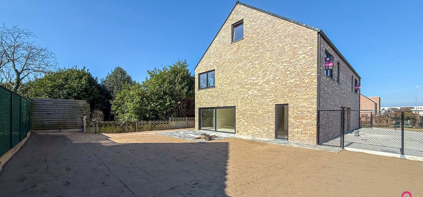 Bij ImmoFusion 7/7 “open huis” : klik op onze 3D-TOUR.
Ervaar vastgoed alsof je er zelf doorloopt!

Welkom in deze schitterende halfopen BEN-nieuwbouwwoning in Paal, voorzien van 3 slaapkamers met mogelijk tot 4 slaapkamers en grote tuin. Kopen is ver