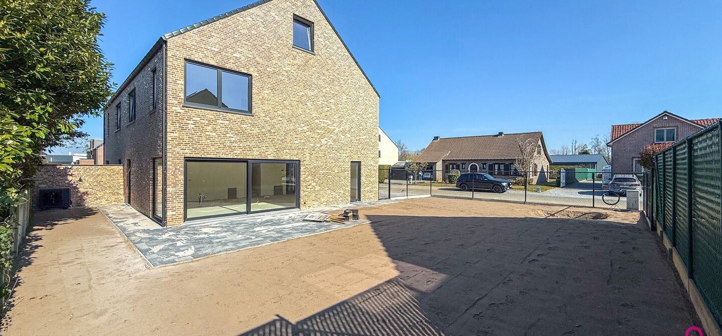 Bij ImmoFusion 7/7 “open huis” : klik op onze 3D-TOUR.
Ervaar vastgoed alsof je er zelf doorloopt!

Welkom in deze schitterende halfopen BEN-nieuwbouwwoning in Paal, voorzien van 3 slaapkamers met mogelijk tot 4 slaapkamers en grote tuin. Kopen is ver