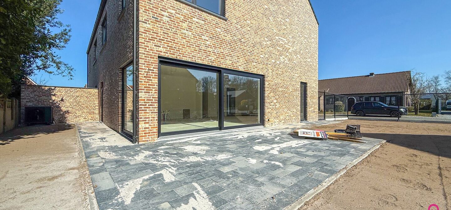 Bij ImmoFusion 7/7 “open huis” : klik op onze 3D-TOUR.
Ervaar vastgoed alsof je er zelf doorloopt!

Welkom in deze schitterende halfopen BEN-nieuwbouwwoning in Paal, voorzien van 3 slaapkamers met mogelijk tot 4 slaapkamers en grote tuin. Kopen is ver