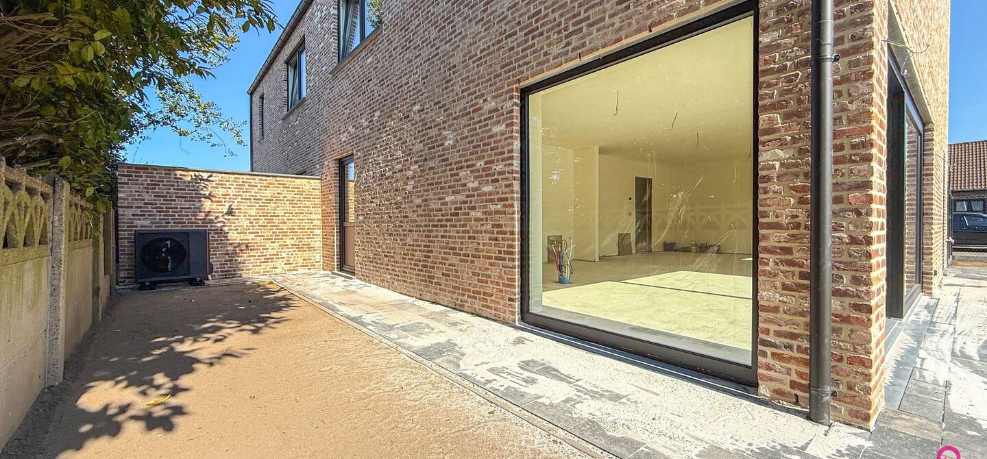Bij ImmoFusion 7/7 “open huis” : klik op onze 3D-TOUR.
Ervaar vastgoed alsof je er zelf doorloopt!

Welkom in deze schitterende halfopen BEN-nieuwbouwwoning in Paal, voorzien van 3 slaapkamers met mogelijk tot 4 slaapkamers en grote tuin. Kopen is ver