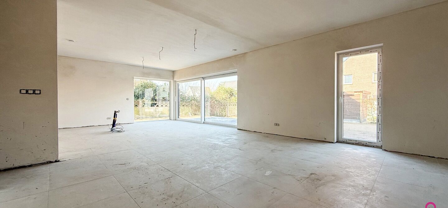 Bij ImmoFusion  7/7 “open huis”  : klik op onze 3D-TOUR.
Ervaar vastgoed alsof je er zelf doorloopt!

Welkom in deze schitterende halfopen BEN-nieuwbouwwoning in Paal, voorzien van 3 slaapkamers met mogelijk tot 4 slaapkamers en grote tuin. Kopen is v