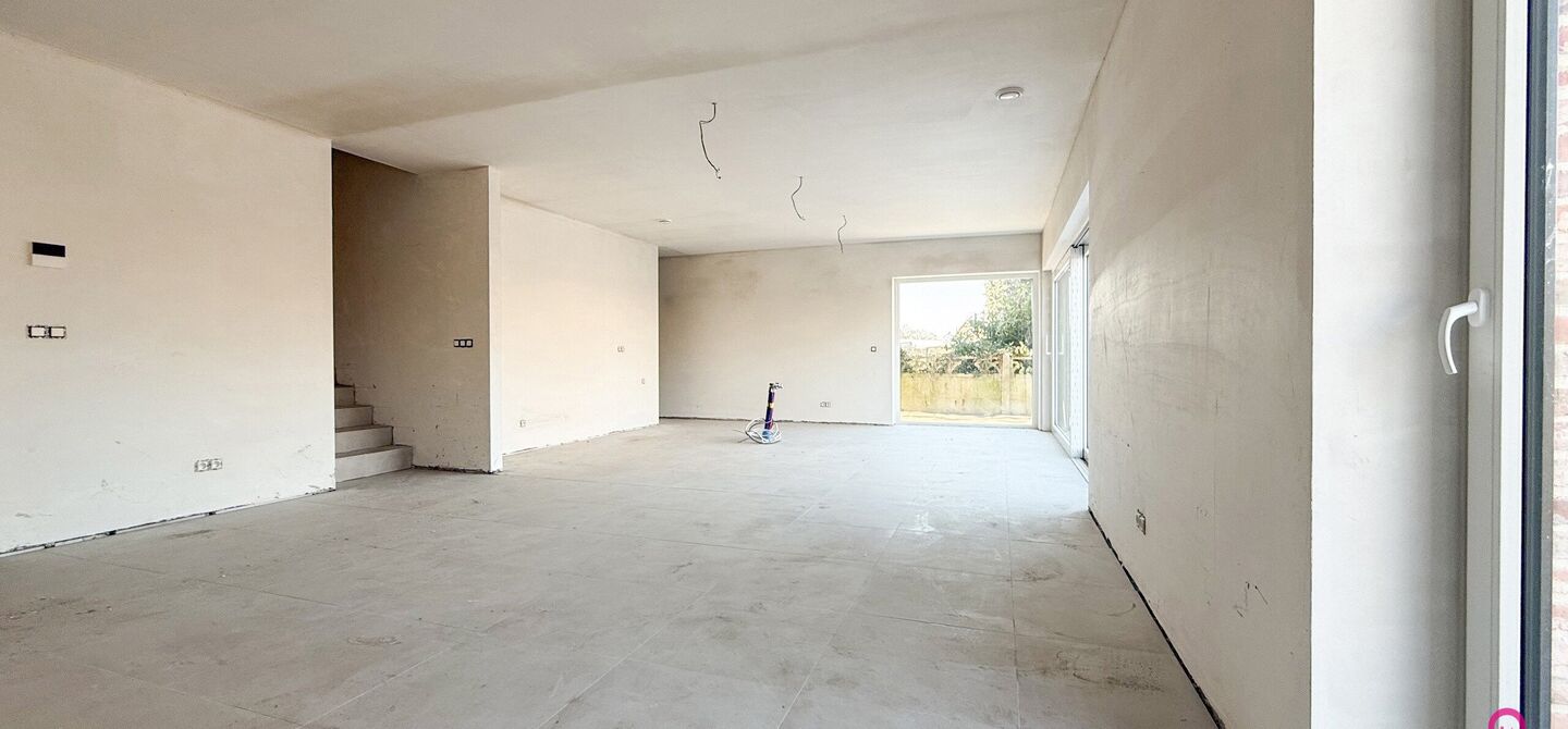 Bij ImmoFusion  7/7 “open huis”  : klik op onze 3D-TOUR.
Ervaar vastgoed alsof je er zelf doorloopt!

Welkom in deze schitterende halfopen BEN-nieuwbouwwoning in Paal, voorzien van 3 slaapkamers met mogelijk tot 4 slaapkamers en grote tuin. Kopen is v