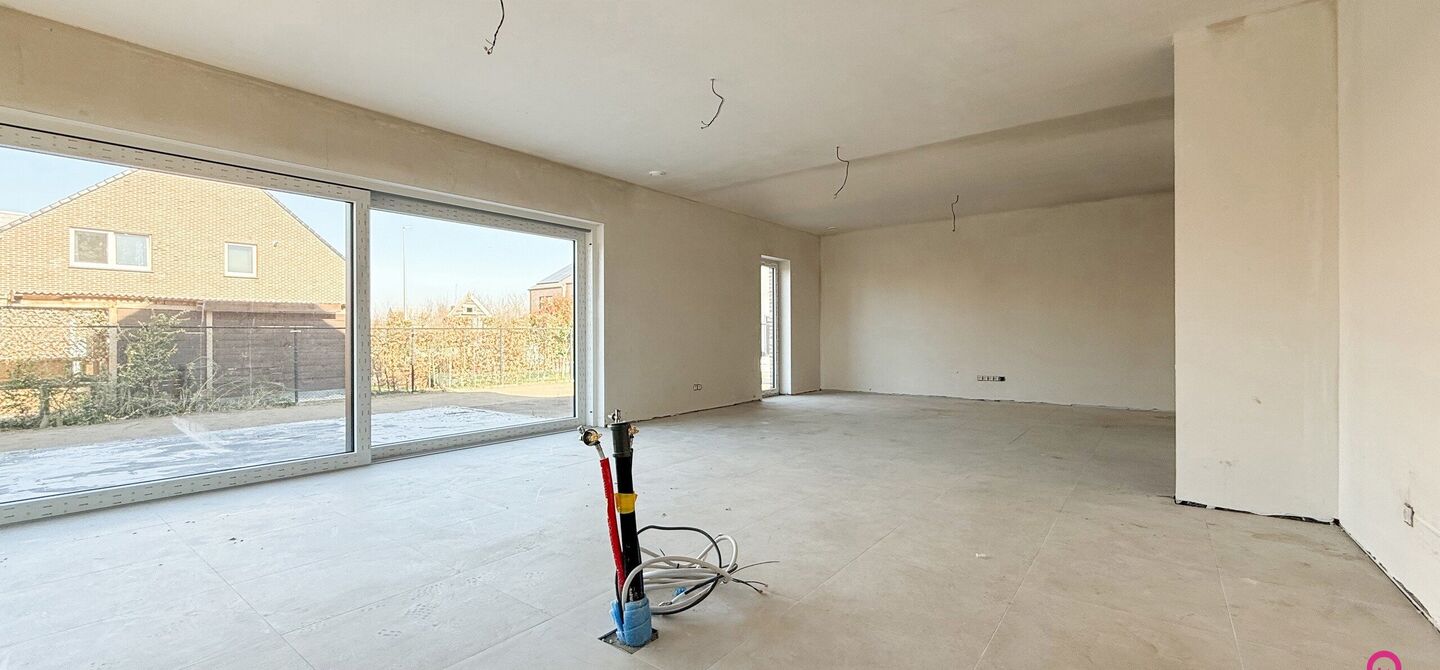 Bij ImmoFusion  7/7 “open huis”  : klik op onze 3D-TOUR.
Ervaar vastgoed alsof je er zelf doorloopt!

Welkom in deze schitterende halfopen BEN-nieuwbouwwoning in Paal, voorzien van 3 slaapkamers met mogelijk tot 4 slaapkamers en grote tuin. Kopen is v