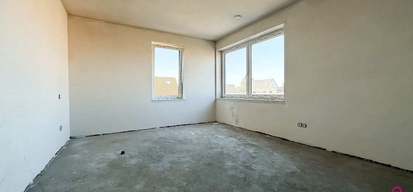 Bij ImmoFusion  7/7 “open huis”  : klik op onze 3D-TOUR.
Ervaar vastgoed alsof je er zelf doorloopt!

Welkom in deze schitterende halfopen BEN-nieuwbouwwoning in Paal, voorzien van 3 slaapkamers met mogelijk tot 4 slaapkamers en grote tuin. Kopen is v
