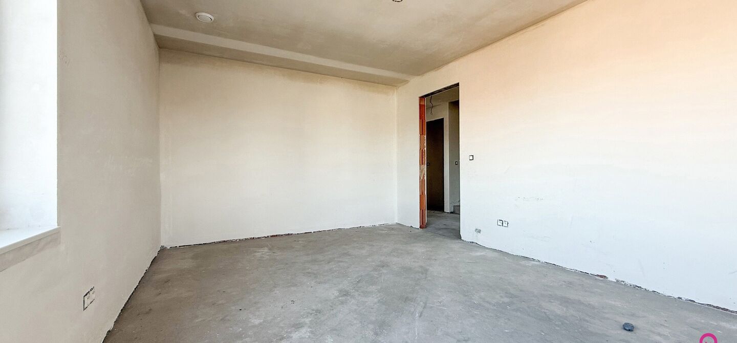 Bij ImmoFusion  7/7 “open huis”  : klik op onze 3D-TOUR.
Ervaar vastgoed alsof je er zelf doorloopt!

Welkom in deze schitterende halfopen BEN-nieuwbouwwoning in Paal, voorzien van 3 slaapkamers met mogelijk tot 4 slaapkamers en grote tuin. Kopen is v