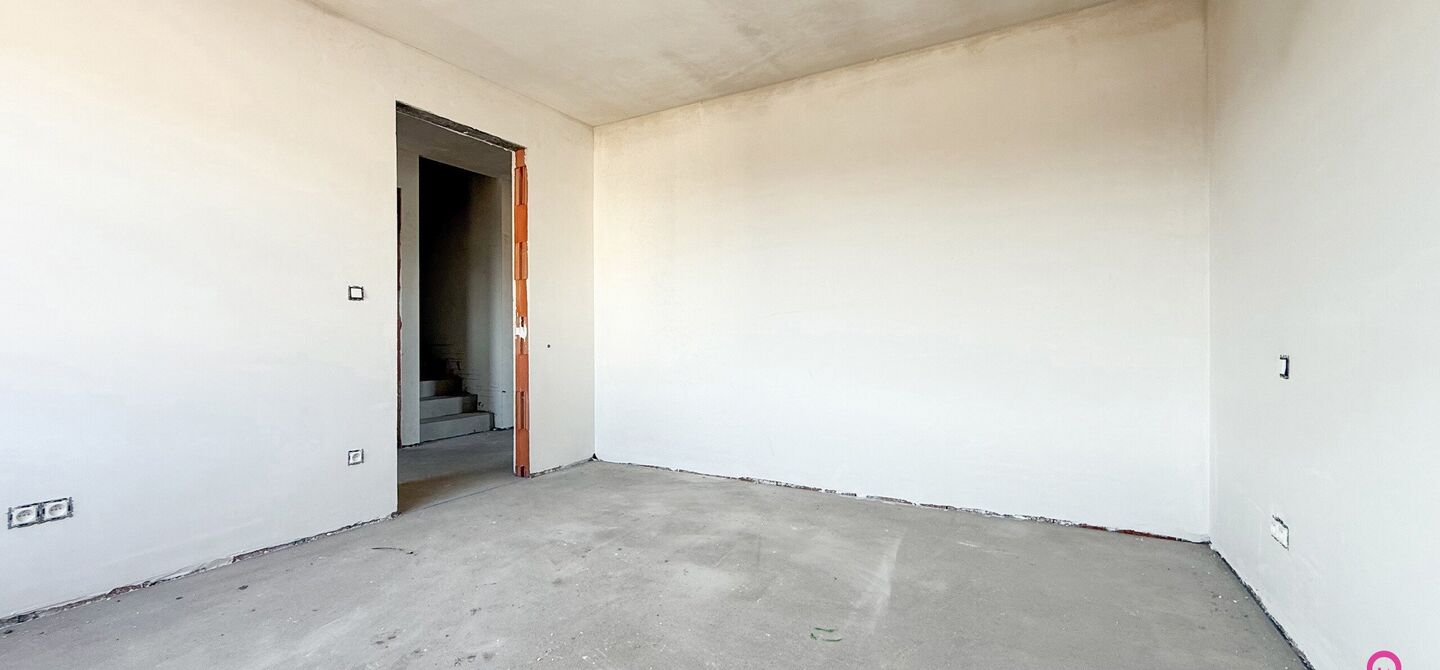 Bij ImmoFusion  7/7 “open huis”  : klik op onze 3D-TOUR.
Ervaar vastgoed alsof je er zelf doorloopt!

Welkom in deze schitterende halfopen BEN-nieuwbouwwoning in Paal, voorzien van 3 slaapkamers met mogelijk tot 4 slaapkamers en grote tuin. Kopen is v