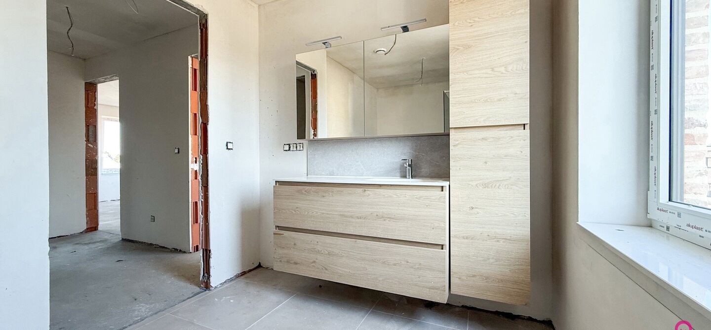 Bij ImmoFusion  7/7 “open huis”  : klik op onze 3D-TOUR.
Ervaar vastgoed alsof je er zelf doorloopt!

Welkom in deze schitterende halfopen BEN-nieuwbouwwoning in Paal, voorzien van 3 slaapkamers met mogelijk tot 4 slaapkamers en grote tuin. Kopen is v