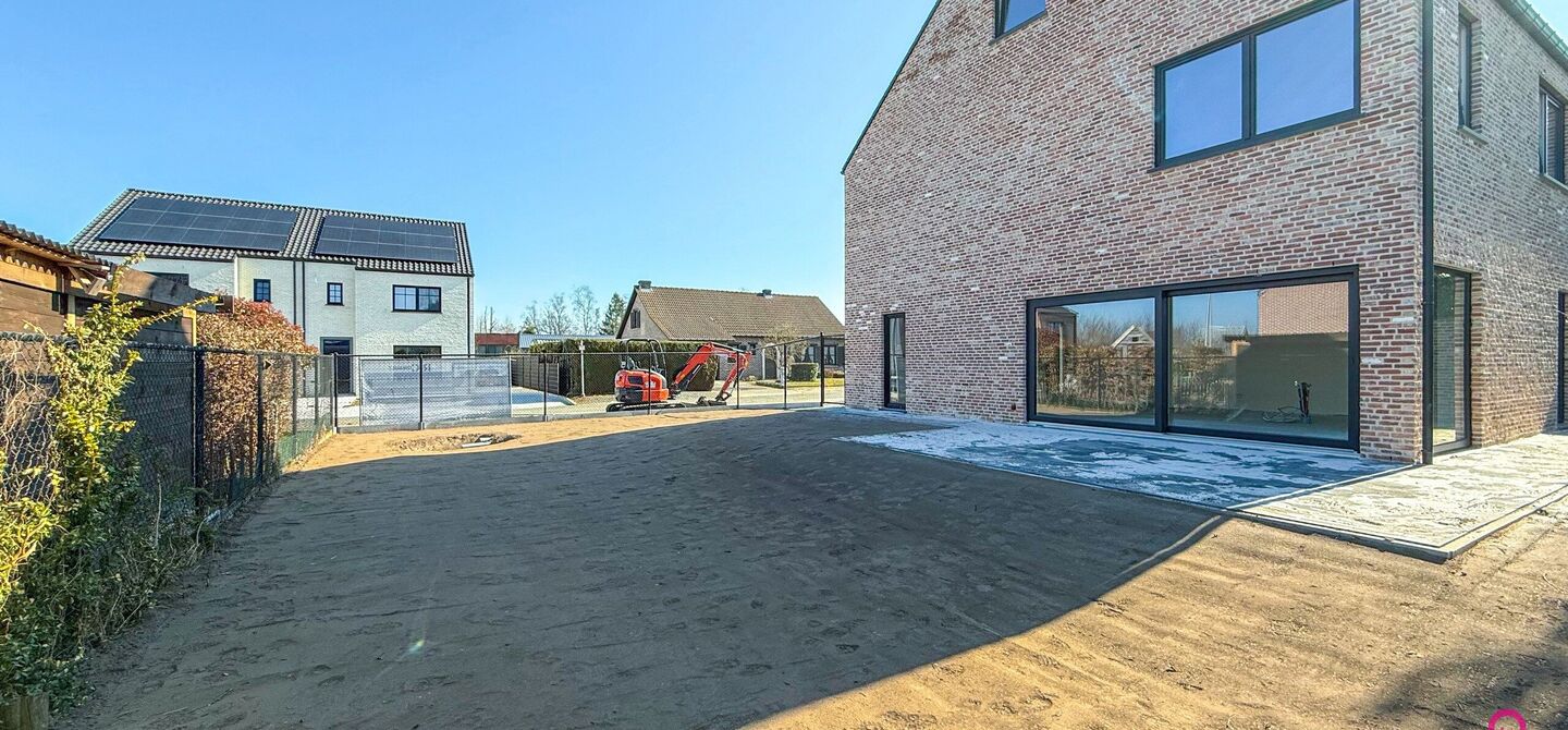Bij ImmoFusion  7/7 “open huis”  : klik op onze 3D-TOUR.
Ervaar vastgoed alsof je er zelf doorloopt!

Welkom in deze schitterende halfopen BEN-nieuwbouwwoning in Paal, voorzien van 3 slaapkamers met mogelijk tot 4 slaapkamers en grote tuin. Kopen is v