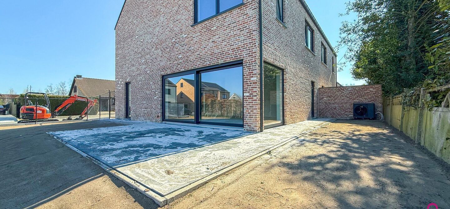 Bij ImmoFusion  7/7 “open huis”  : klik op onze 3D-TOUR.
Ervaar vastgoed alsof je er zelf doorloopt!

Welkom in deze schitterende halfopen BEN-nieuwbouwwoning in Paal, voorzien van 3 slaapkamers met mogelijk tot 4 slaapkamers en grote tuin. Kopen is v