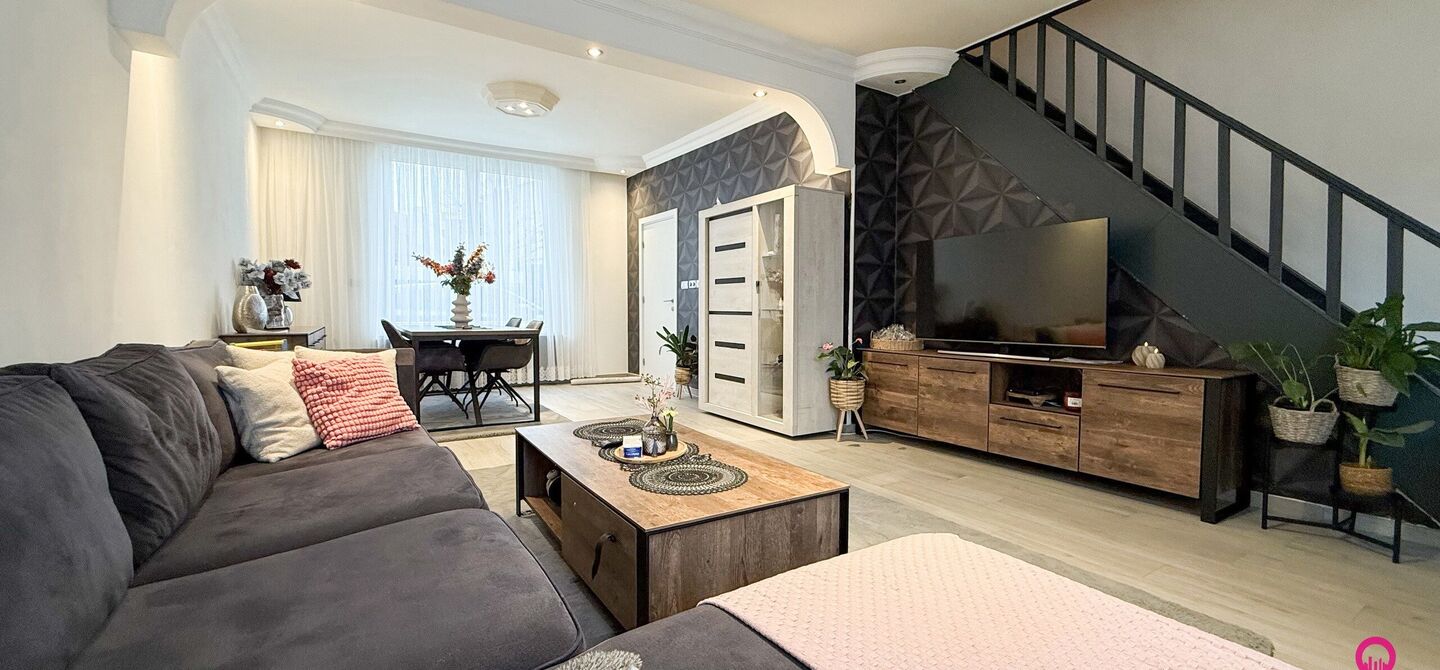 Bij ImmoFusion 7/7 “open huis”: klik op onze 3D-TOUR. Ervaar vastgoed alsof je er zelf doorloopt!

Welkom in deze prachtig gerenoveerde woning, gelegen in het bruisende hart van Beringen! Deze ruime en energiezuinige woning biedt een bewoonbare opperv
