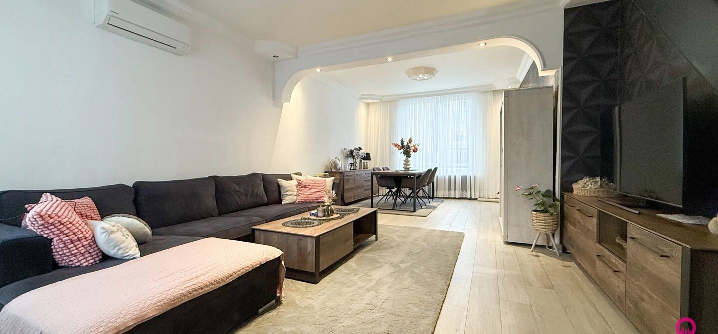 Bij ImmoFusion 7/7 “open huis”: klik op onze 3D-TOUR. Ervaar vastgoed alsof je er zelf doorloopt!

Welkom in deze prachtig gerenoveerde woning, gelegen in het bruisende hart van Beringen! Deze ruime en energiezuinige woning biedt een bewoonbare opperv