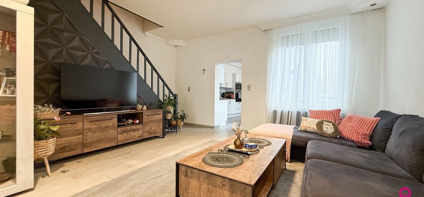 Bij ImmoFusion 7/7 “open huis”: klik op onze 3D-TOUR. Ervaar vastgoed alsof je er zelf doorloopt!

Welkom in deze prachtig gerenoveerde woning, gelegen in het bruisende hart van Beringen! Deze ruime en energiezuinige woning biedt een bewoonbare opperv