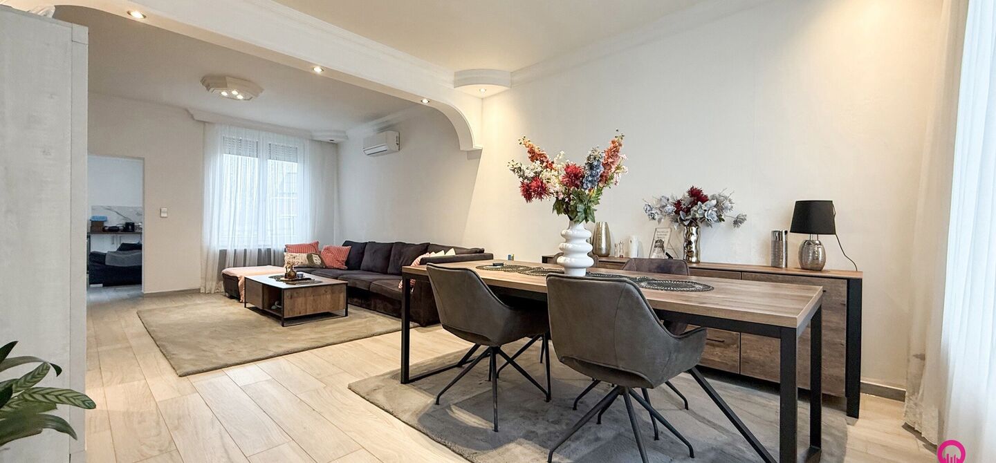 Bij ImmoFusion 7/7 “open huis”: klik op onze 3D-TOUR. Ervaar vastgoed alsof je er zelf doorloopt!

Welkom in deze prachtig gerenoveerde woning, gelegen in het bruisende hart van Beringen! Deze ruime en energiezuinige woning biedt een bewoonbare opperv